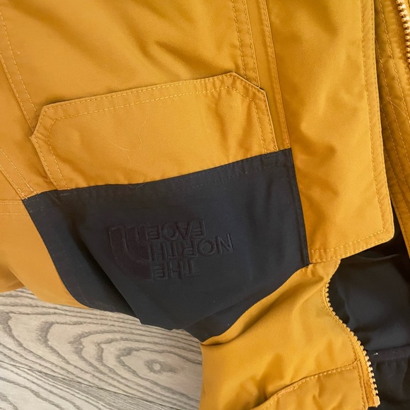 Mens North Face Winter Coat - Picture 4 of 8